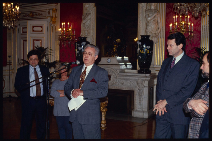 Cérémonie de départ : réception à l'Hôtel de Ville pour le départ de C. Bourget, en présence du maire de Lyon Michel Noir.