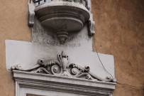 Vers rue des Chevaucheurs, ornement de façade sur la maison.