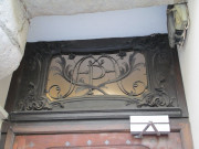 27 quai Saint-Antoine, sculpture au-dessus de la porte d'entrée de l'immeuble.