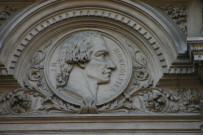 Angle de la rue Paul-Chenavard et du 22 rue Constantine, médaillon en mémoire de Joseph-Michel Montgolfier (inventeur).