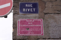 Rue Flesselles rebaptisée en hommage à Clara Campoamor (avocate et femme politique), collage féministe.