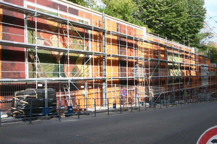 Clinique Saint-Charles, décoration du mur de soutènement.