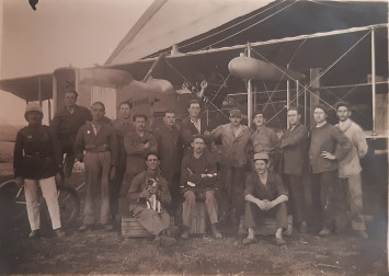 Jean Marichal (1897-1983), aviateur et les mécaniciens de l'escadrille devant un Voisin Hispano, vers 1918-1919, 374II/13.