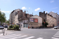 A l'angle de la Grande-rue de la Guillotière et de la rue de Tourville.