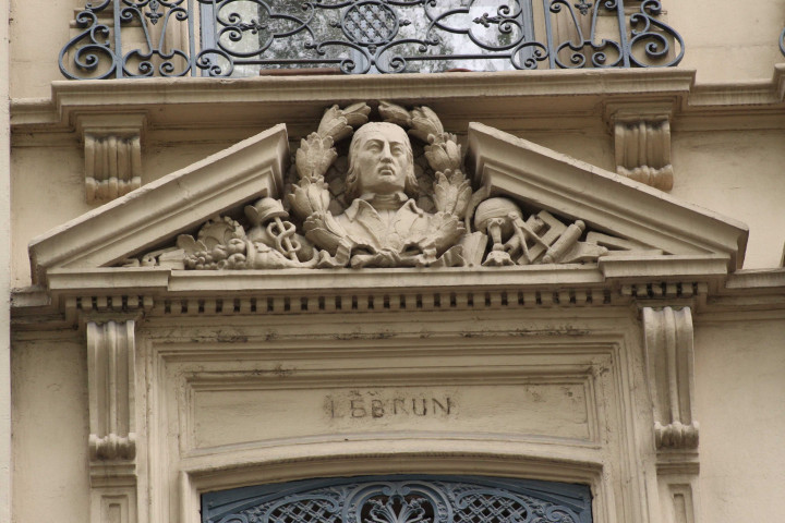 7 place d'Helvétie et rue Malesherbes, détail sur la façade, Lebrun.
