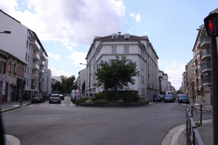 A l'ouest.