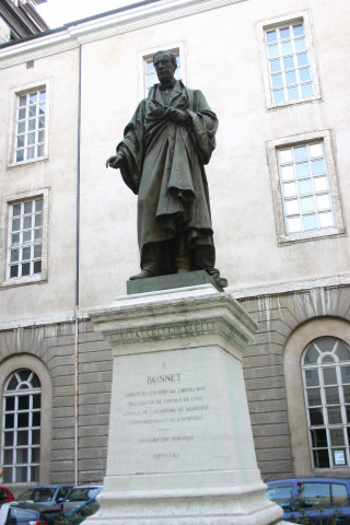 Cour Saint-Martin, statue d'Amédée Bonnet (chirurgien).