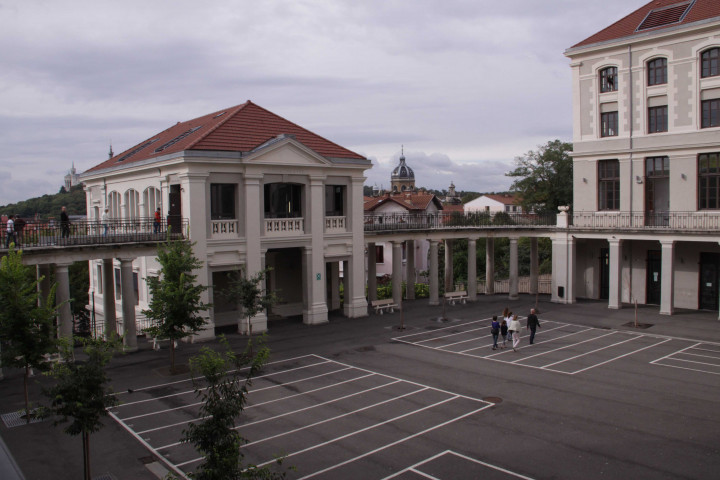Collège de la Tourette, plaque, cour, passerelle.