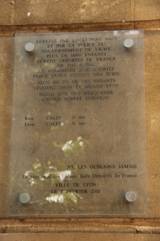 Groupe scolaire Robert-Doisneau, plaque commémorative en mémoire des de Rita et Léon Calef, enfants victimes de la barbarie nazie.