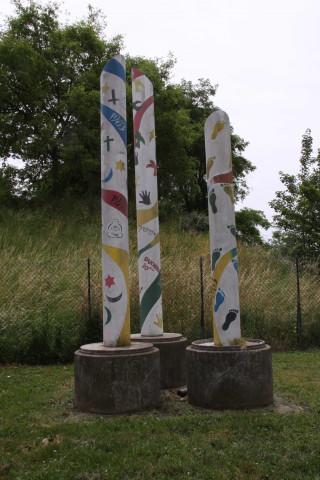 Sculpture au nord de la Tour de la Duchère.