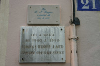 21 rue d'Austerlitz, plaque en mémoire d'Eugène Brouillard (peintre).