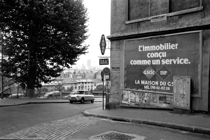 Affiche publicitaire "l'immobilier conçu comme un service", rue Imbert-Colomès.