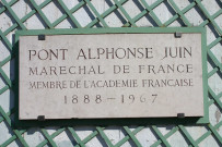 Pont Alphonse-Juin, plaque en mémoire d'alphonse Juin (maréchal de France).