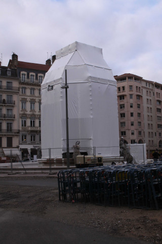 Place des Jacobins, chantier de restauration de la fontaine.