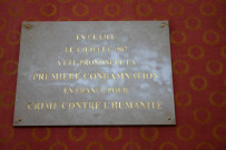 Atrium, plaque en mémoire de la première condamnation en France pour crime contre l'humanité (procès Klaus Barbie).