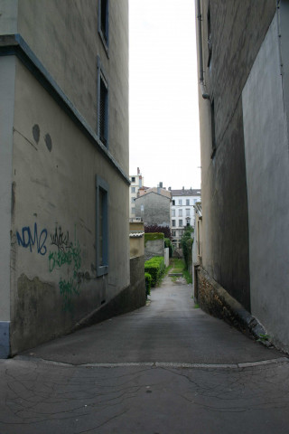 Impasse entre le 10 et le 12 cours Bayard.