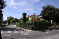 A l'angle de la rue Feuillat et de la rue Elie-Paris.