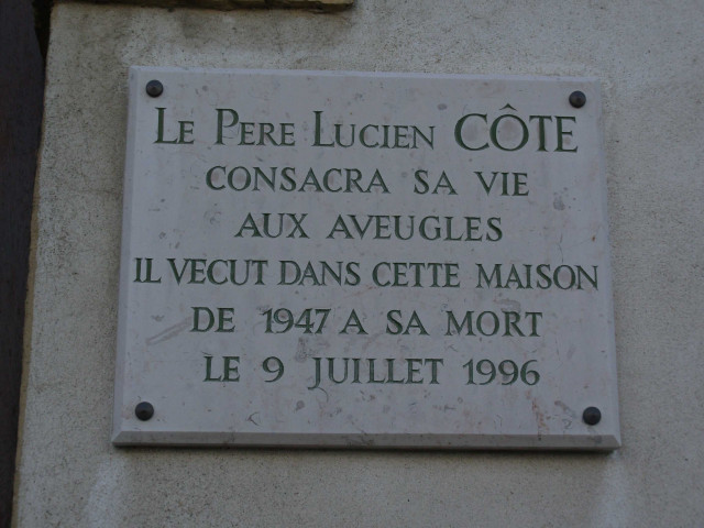 1 rue du Docteur-Rafin, plaque en mémoire du père Lucien Côte.