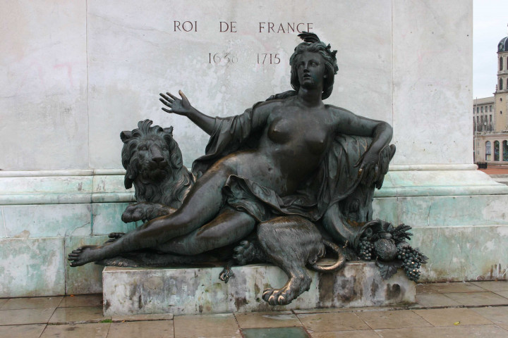 Statue équestre de Louis XIV avec la Saône par Nicolas Coustou.