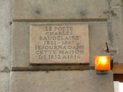 6 rue d'Auvergne, plaque en mémoire du séjour de Baudelaire.
