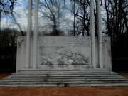 Monument aux Fusillés de 1944, avant nettoyage.