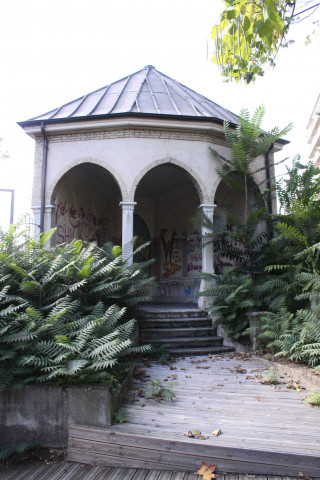 Rotonde dans un jardin d'immeuble.