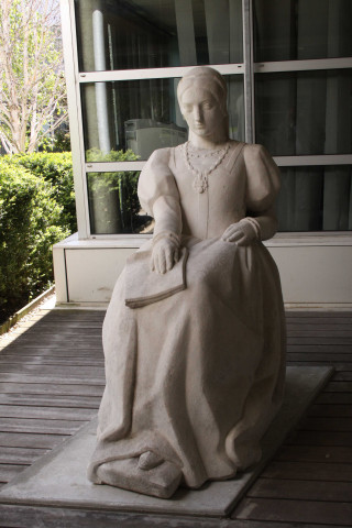 Lycée Louise Labbé, statue de Louise Labbé par Marcel Renard (1893-1974).