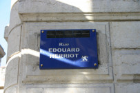 Angle de la rue du Président-Édouard-Herriot et de la rue des Archers, plaque de rue.