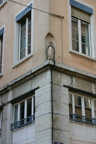 Angle de la rue Grognard et de la rue Bodin, statue de la Vierge.