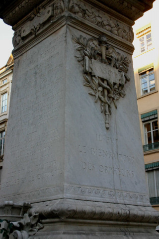 Place Meissonnier, monument fontaine à Jean-Pierre Pléney de Joseph-Marie Bourgeot.