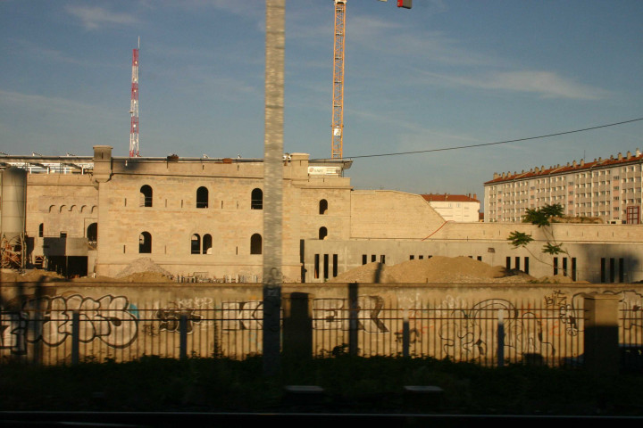 Travaux d'aménagement pour l'Hôtel de Police vue prise depuis les voies SNCF.