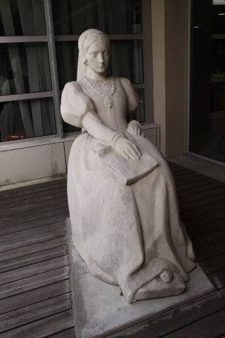 Lycée Louise Labbé, statue de Louise Labbé par Marcel Renard (1893-1974).
