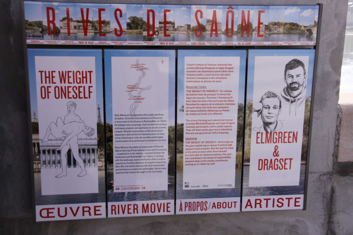 Rives de Saône,The Weight of Oneself de Elmgreen et Dragset, panneaux.