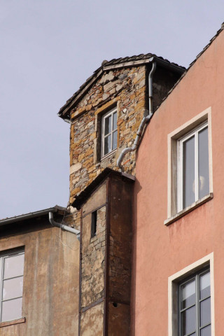 Cour de la Mairie annexe, vue sur les WC d'une maison montée du Garillan.