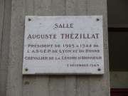 7 montée Saint-Barthélémy, plaque en mémoire d'Auguste Thézillat (chevalier de la Légion d'honneur, Président de l'association des sociétés de gymnastiques et d'éducation physique de Lyon et du Rhône).