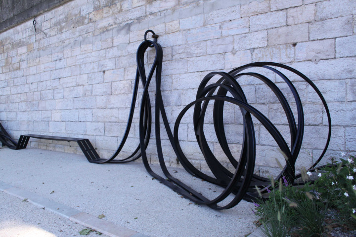 Vers quartier Serin, oeuvre de Pablo Reinoso.