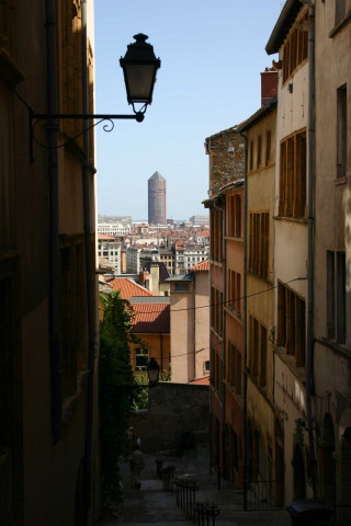 Montée du Garillan et la tour de la Part-Dieu, vue prise depuis la montée Saint-Barthélémy.
