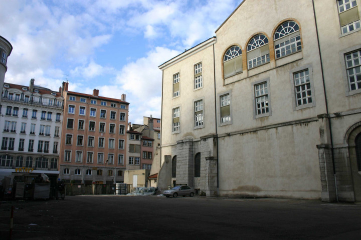 Cour de la Chaufferie, le puits.
