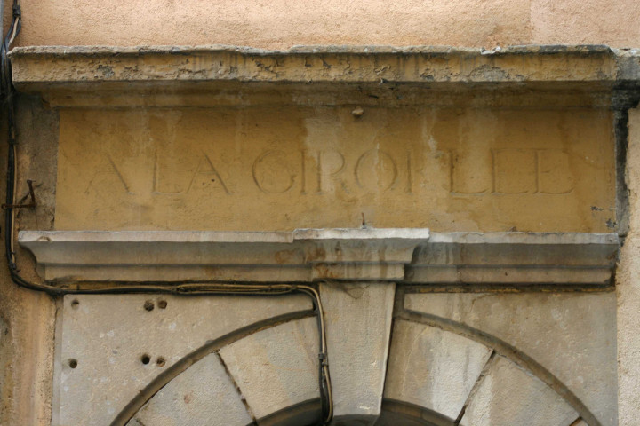 16 rue Fernand-Rey, fronton.