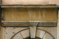 16 rue Fernand-Rey, fronton.
