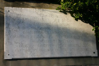 40 montée Saint-Barthélémy, plaque en mémoire des martyrs chrétiens à l'entrée basse du jardin du Rosaire.