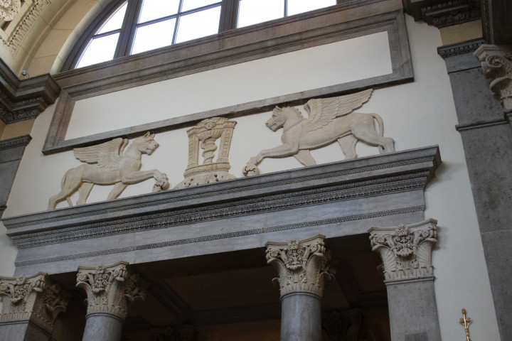 Détail de décoration des murs au dessus des colonnes.
