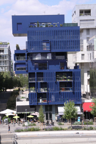 Immeubles sur le quai Antoine-Riboud.