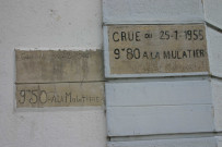 Quai Rambaud, embarcadère, plaques des crues de 1945 et 1955.