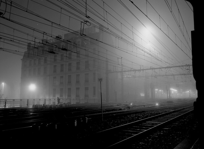 Hôtel Mercure du quai Rambaud dans le brouillard, vue prise près des voies SNCF.