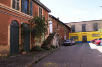 Cour et bâtiments.