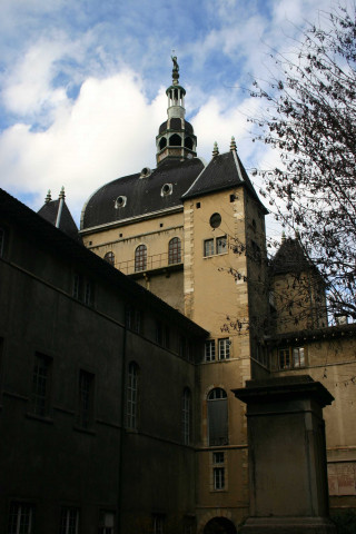 Cour de l'Arbre vers le petit dôme.