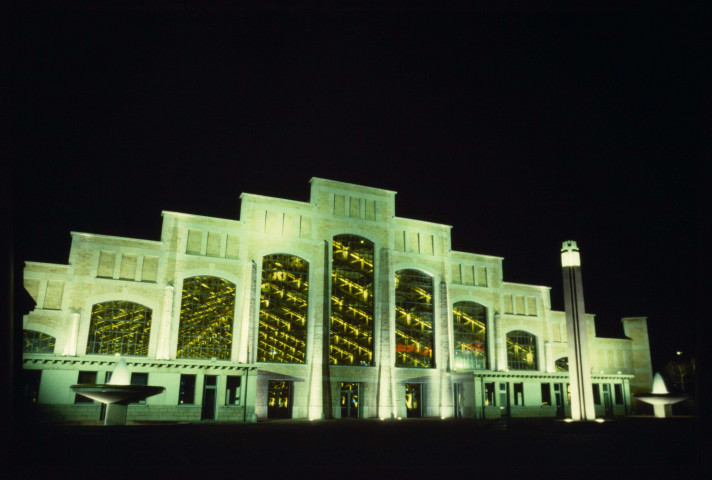 Halle Tony Garnier : vues intérieures et extérieures de nuit.