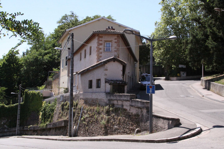 Angle de la rue Pierre-Baizet et de la rue Douaumont, bâtiment.