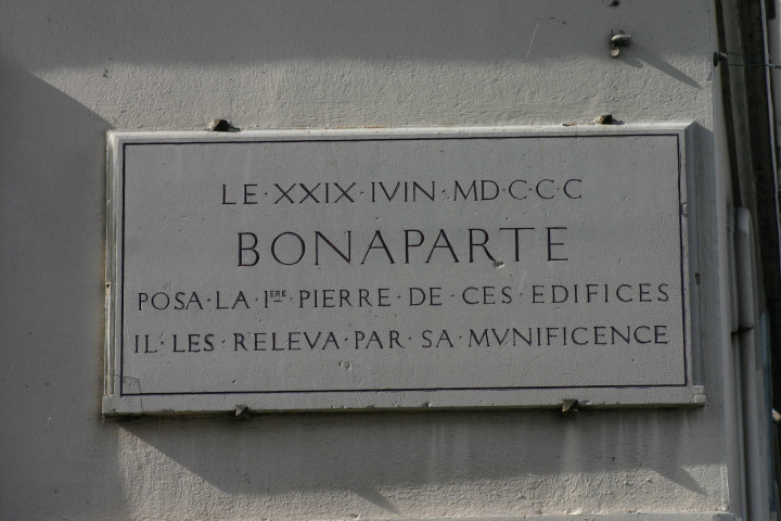 Plaque de la pose de la première pierre par Napoléon.